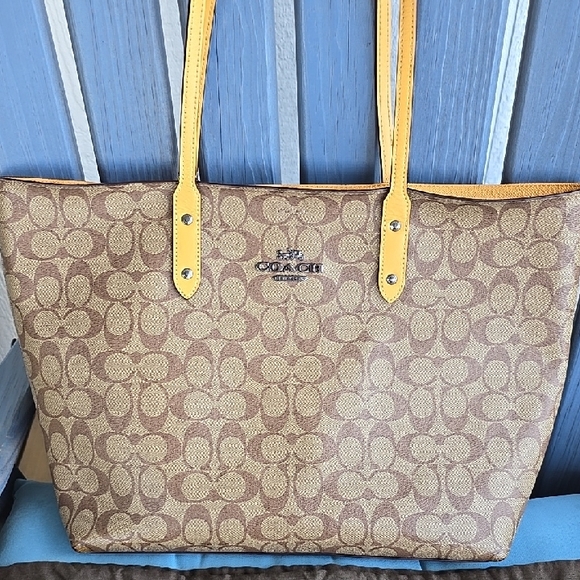Coach Tan and Yellow Womens Tote Bag 17.5" x 11" x 6" w/ Dust Bag 23" x 19" 8" - Picture 14 of 16
